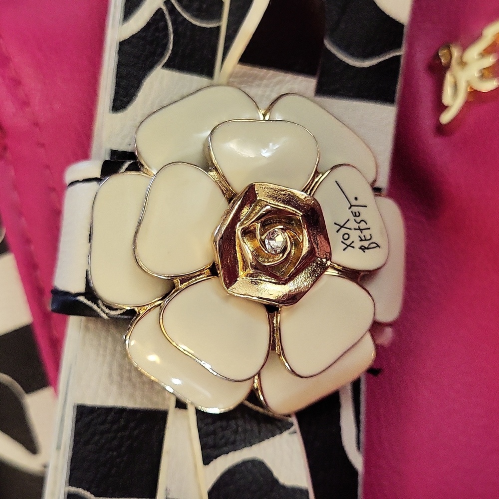 Pretty Betsey Johnson Handbag. - Picture 9 of 9